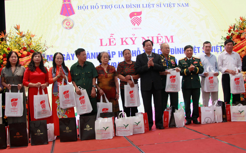 Hội Hỗ trợ gia đình Việt Nam và các nhà tài trợ tặng quà cho gia đình người có công