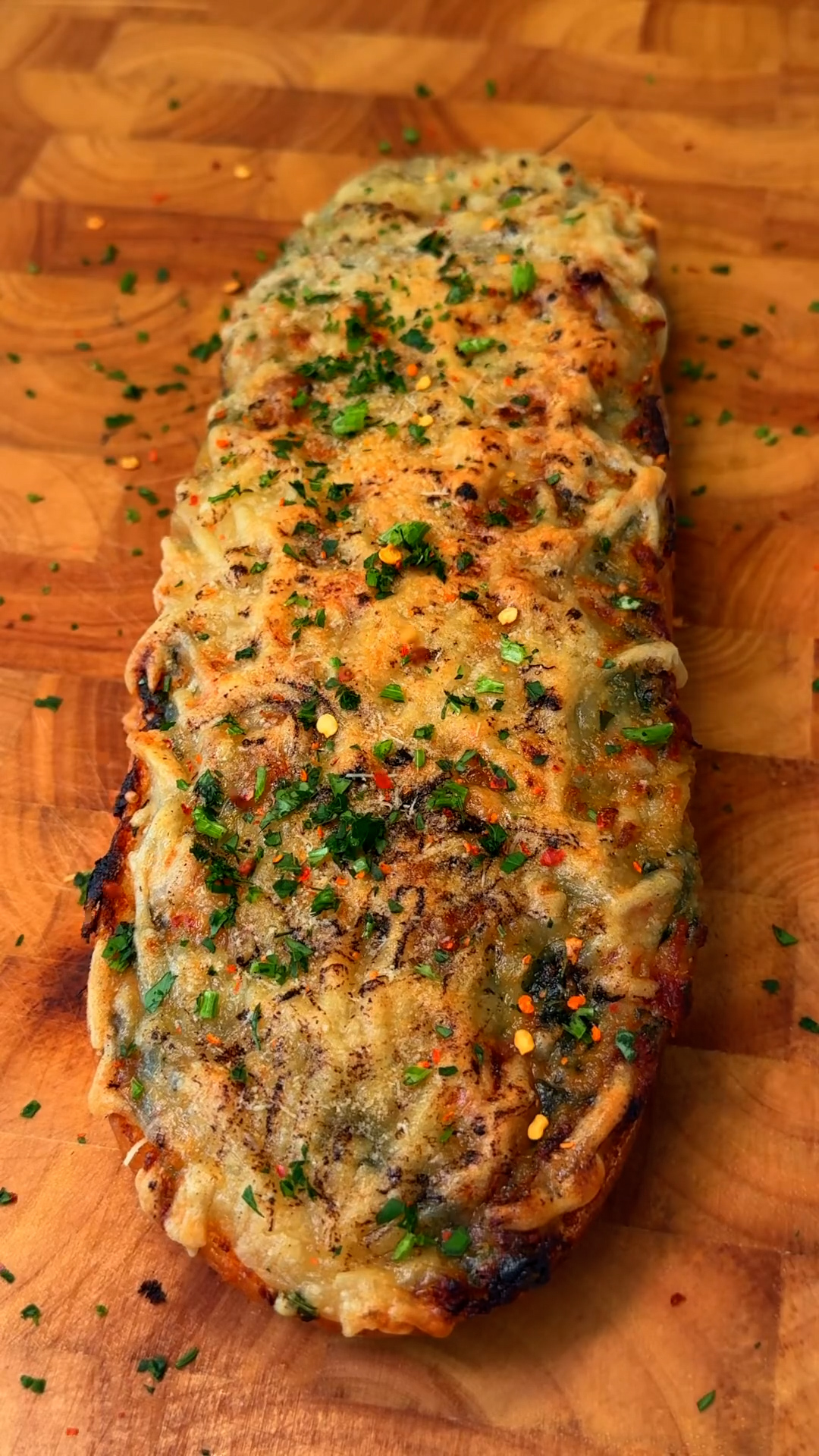 Wie man veganes käsiges geröstetes Knoblauchbrot zubereitet