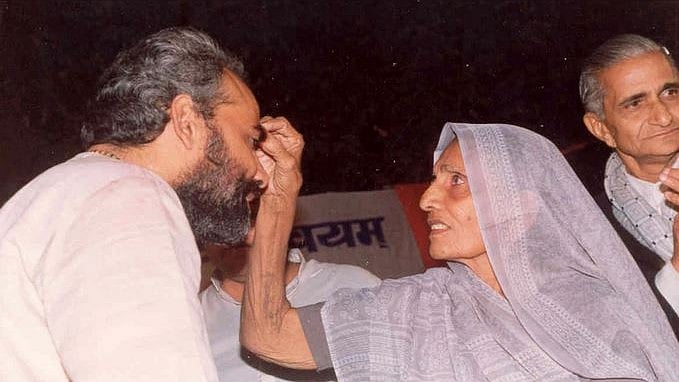 Narendra Modi getting blessings from his mother Hiraben