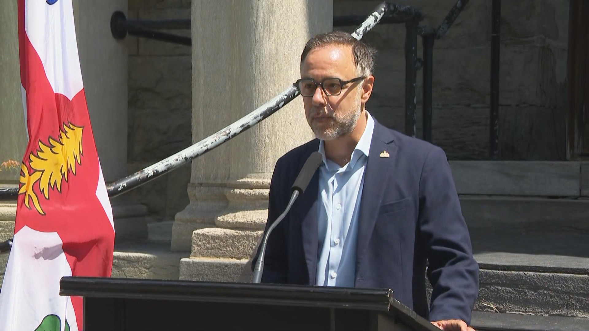 Le journaliste Leslie Roberts se présente pour Ensemble Montréal