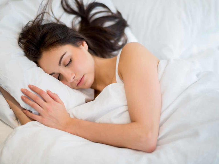 Dormir con la cabeza elevada ayuda a bajar la acidez. Canva.