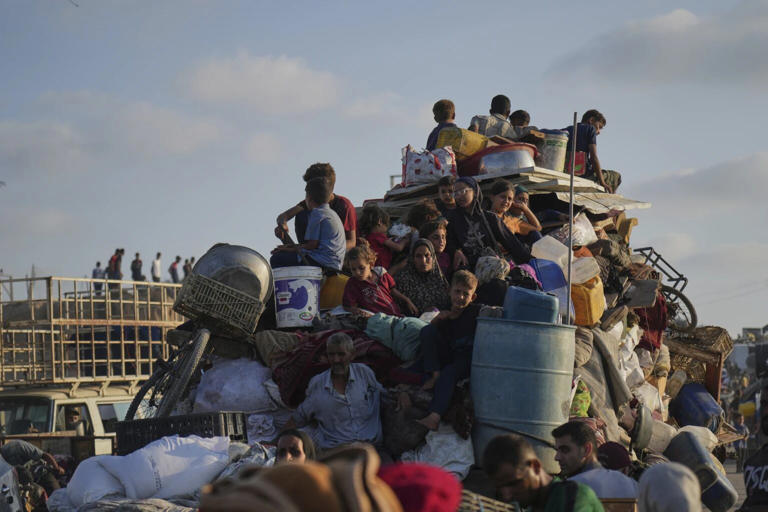 Los habitantes de Gaza han tenido que llevarse sus pocas pertenencias en camiones improvisados hacia campos de refugiados en el sur de la ciudad.