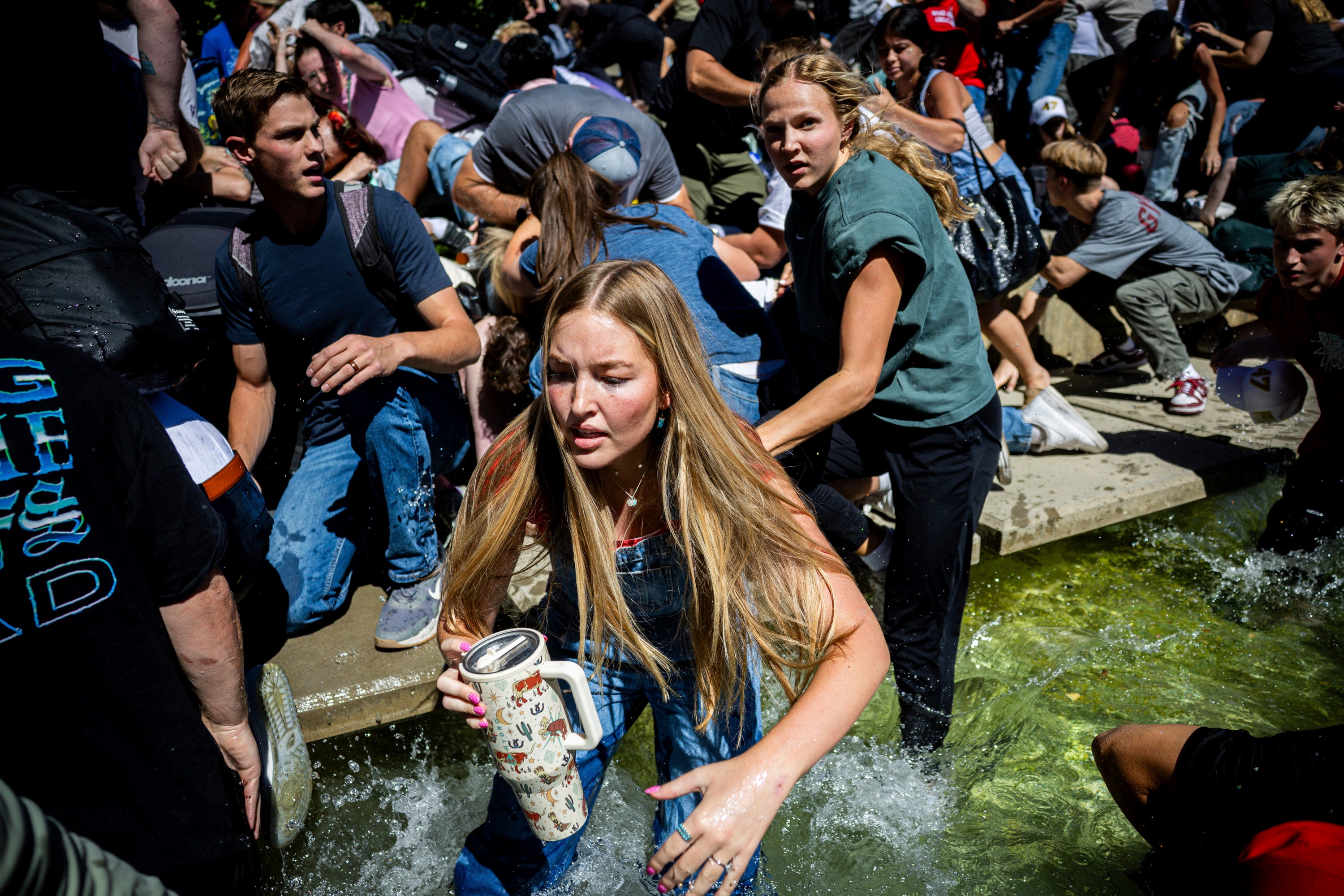La multitud se dispersó presa del pánico en el campus de Orem después de que Kirk recibiera el disparo (AP)