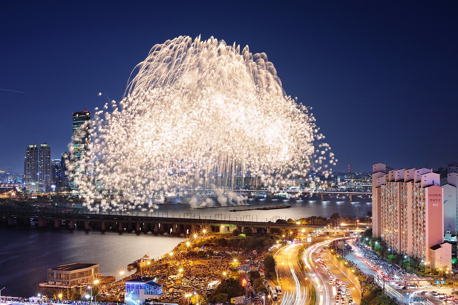한강불꽃축제 명당, 1박 1300만원…호텔 숙박비 들썩
