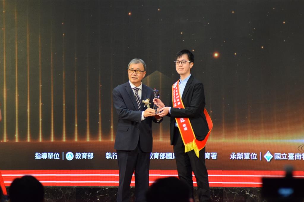 金門縣中正國小老師徐瑄廷（右）憑藉長年深耕資優與特殊教育，榮獲教育部「2025年度卓越特殊教育人員」殊榮，為金門教育再添榮耀。（圖／中正國小）