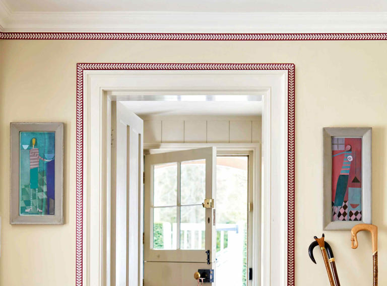 Designers are loving wallpaper borders again—here’s how to style them ...