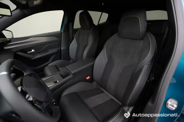 Prova Peugeot e-408: l'elettrica francese è elegante e ha tanta ...