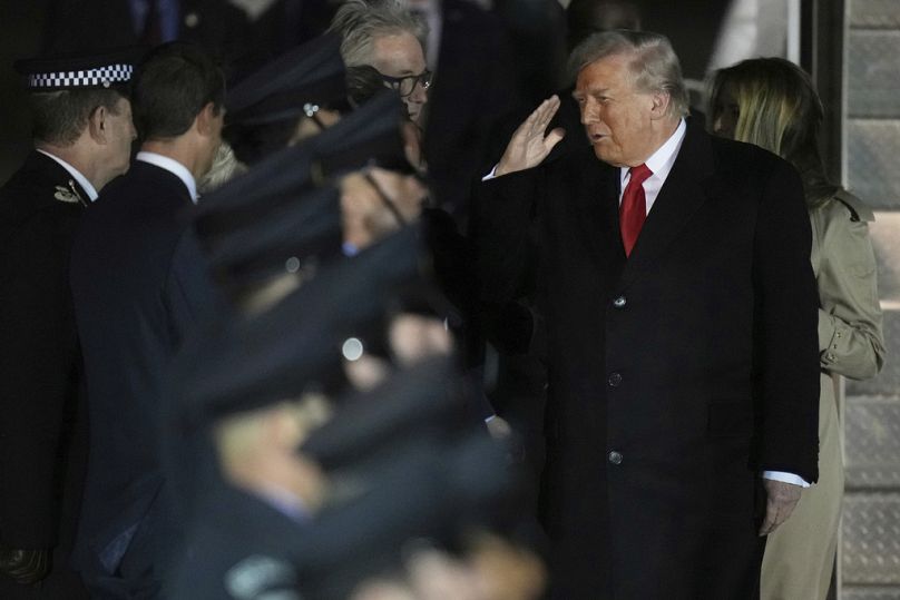 El presidente Donald Trump abandona el Air Force One a su llegada al aeropuerto de Stansted, cerca de Londres, el martes 16 de septiembre de 2025. Alastair Grant / AP