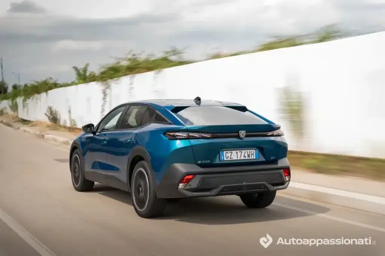 Prova Peugeot e-408: l'elettrica francese è elegante e ha tanta ...