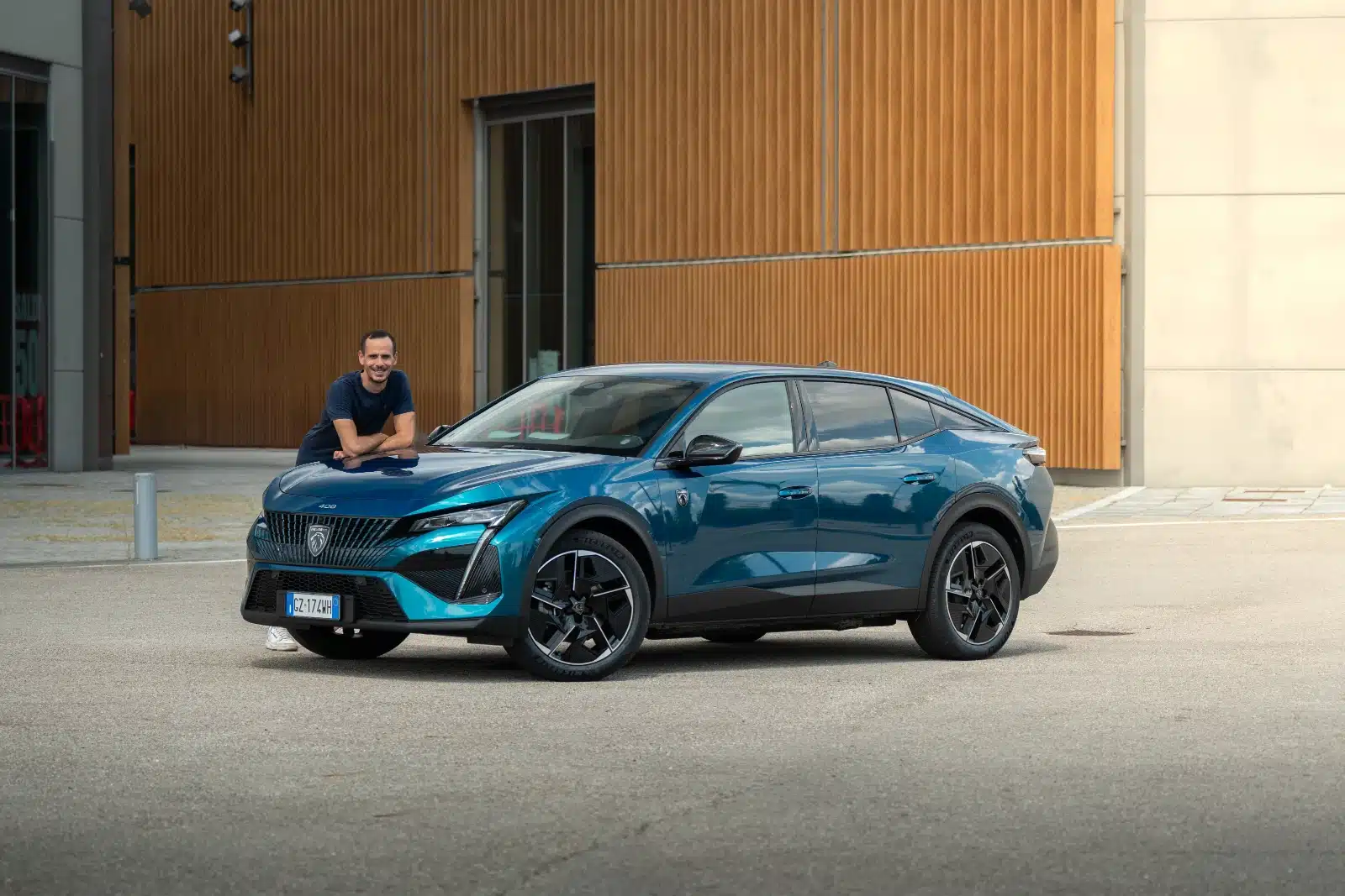 Prova Peugeot e-408: l'elettrica francese è elegante e ha tanta ...