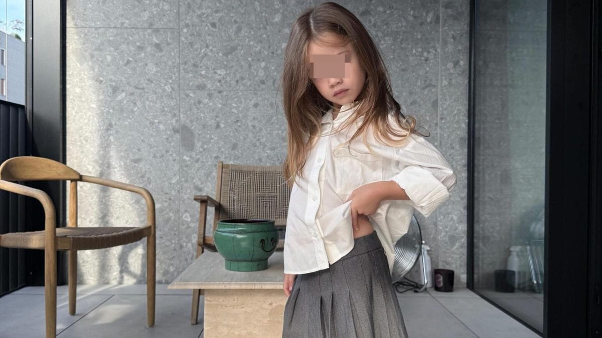 La divisa scolastica di Luna Marì: gonna a pieghe e camicia per il primo giorno all’asilo