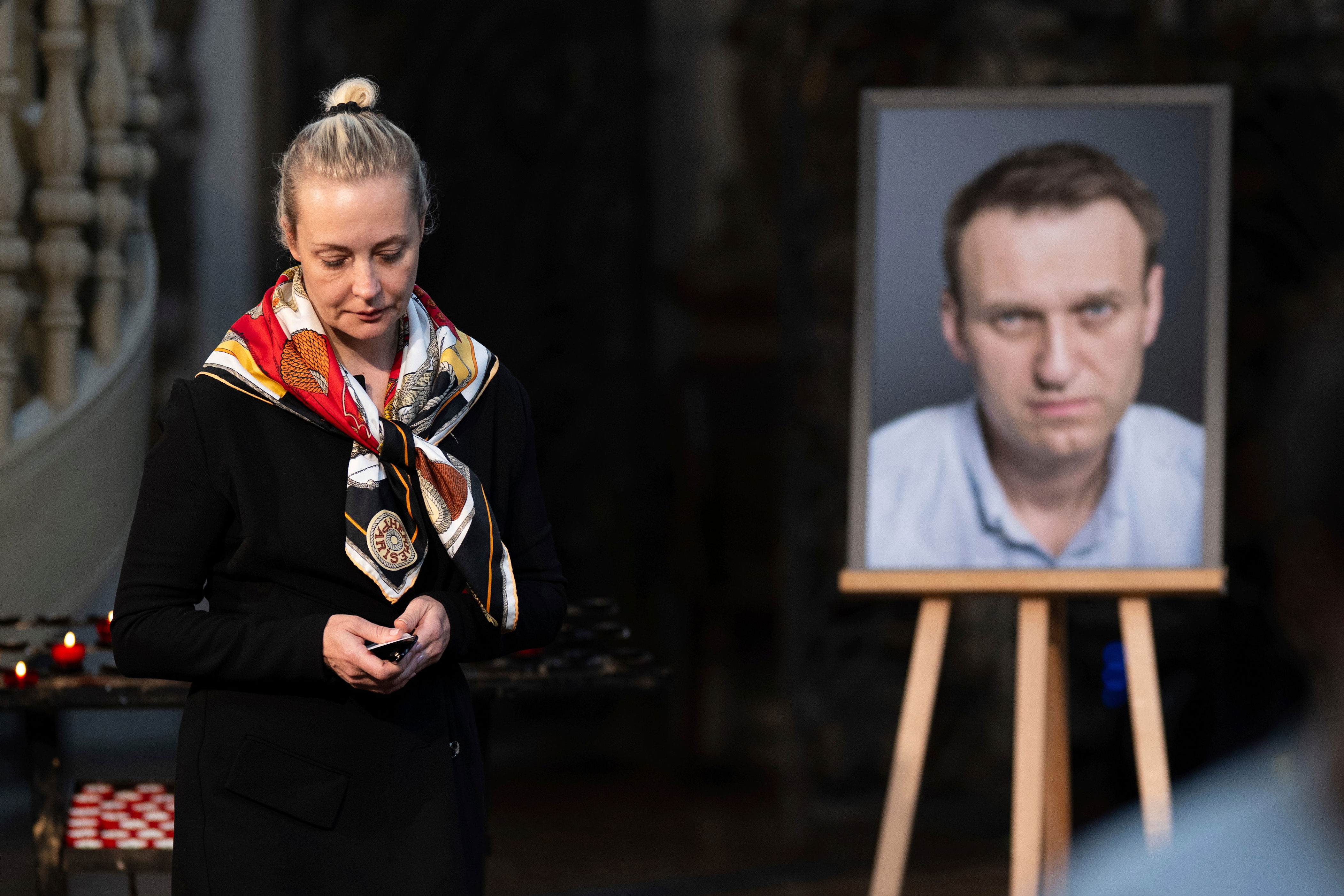 Yulia Navalnaya, widow of Russian opposition leader Alexei Navalny walks away from his picture in 2024 ((c) Copyright 2024, dpa (www.dpa.de). Alle Rechte vorbehalten)
