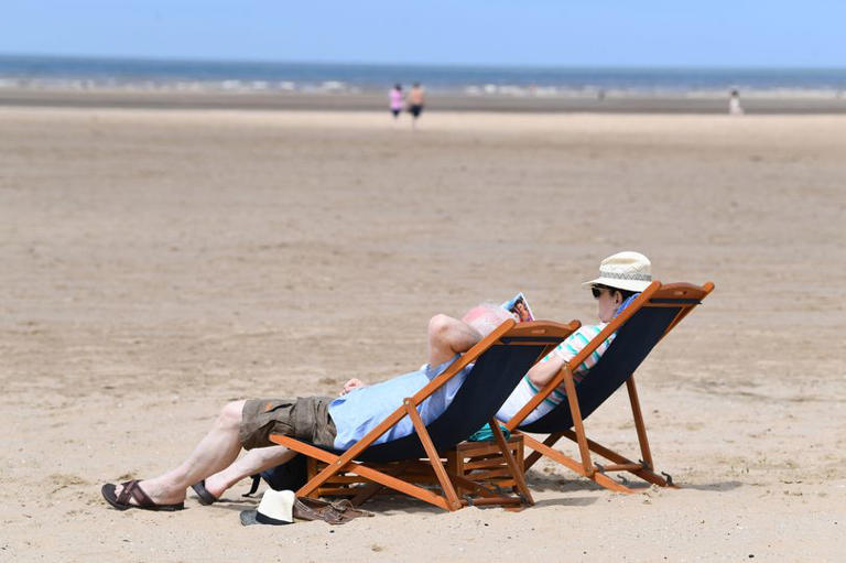 25C 'mini-heatwave' forecast for May as weather maps turn orange