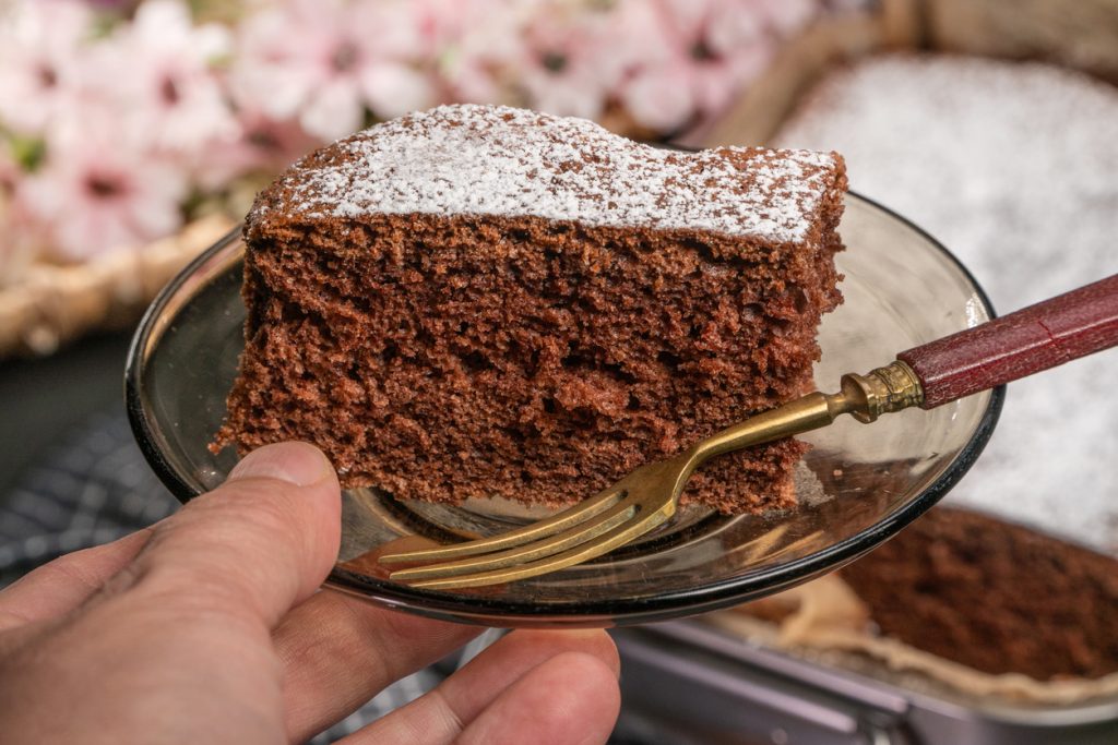 Schokoladenkuchen vom Blech – saftig, locker &amp; mit feiner Puderzuckerdecke