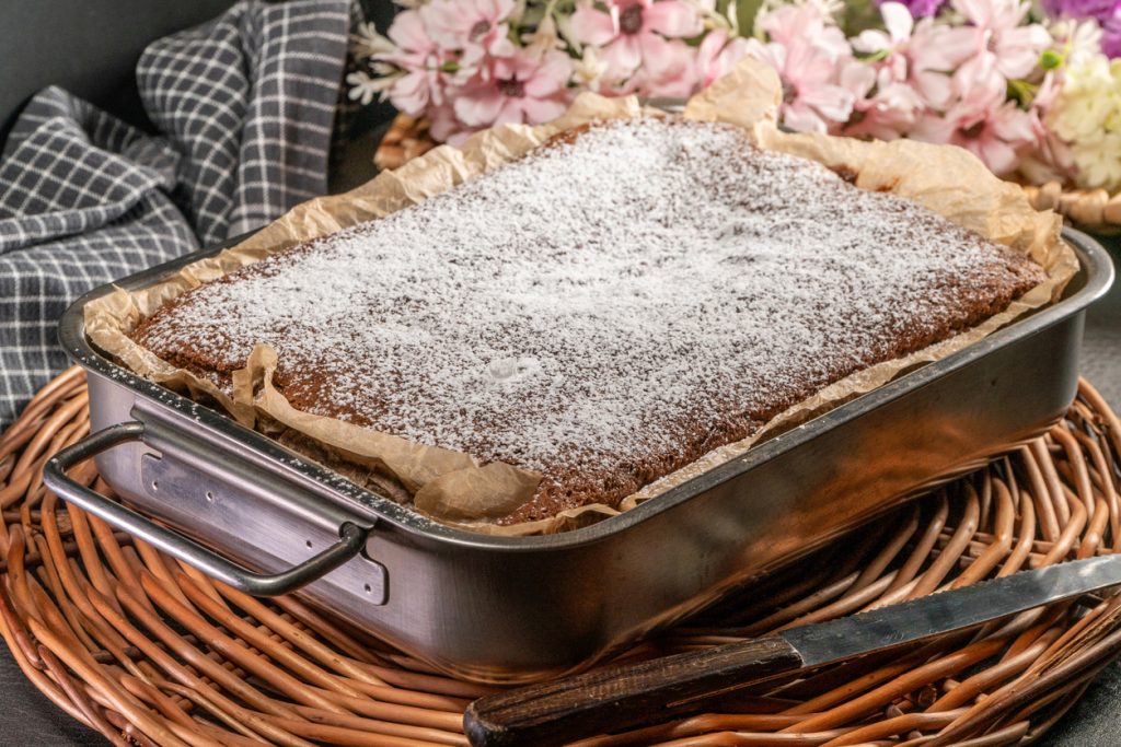 Schokoladenkuchen vom Blech – saftig, locker &amp; mit feiner Puderzuckerdecke