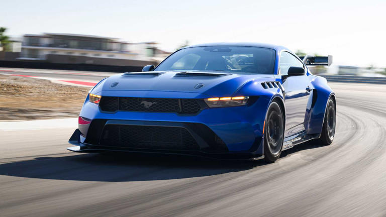 2025-ford-mustang-gtd-track-02