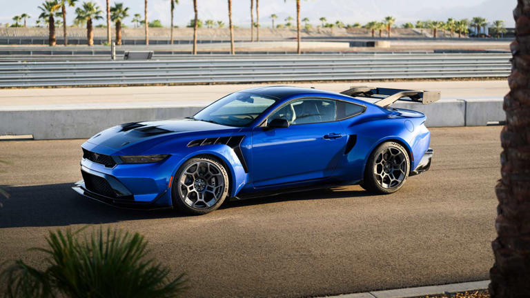 2025-ford-mustang-gtd-track-12