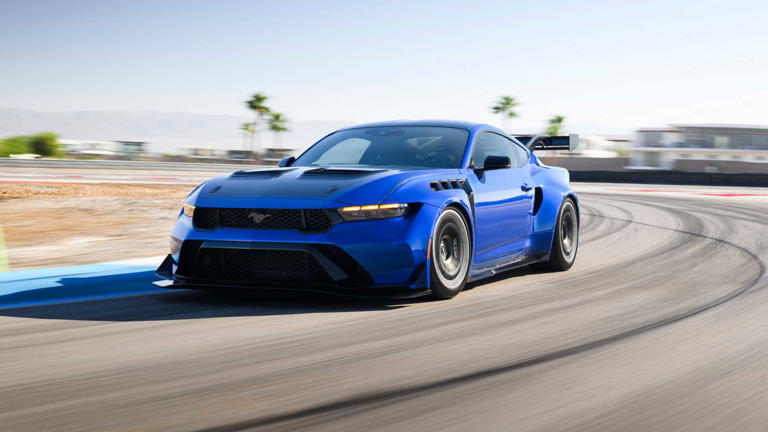 2025-ford-mustang-gtd-track-01
