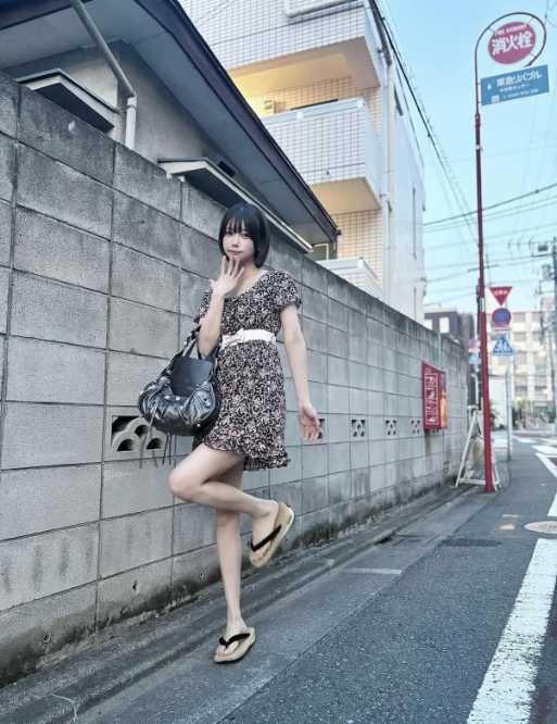 足元に注目！？あのちゃん、ファンからのプレゼントの“ミニ丈ワンピ