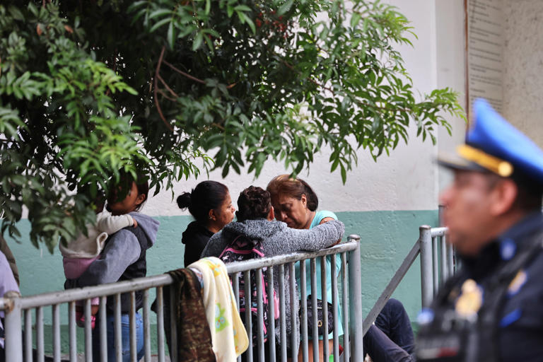 Familiares de las víctimas en el hospital Dr. Rubén Leñero.