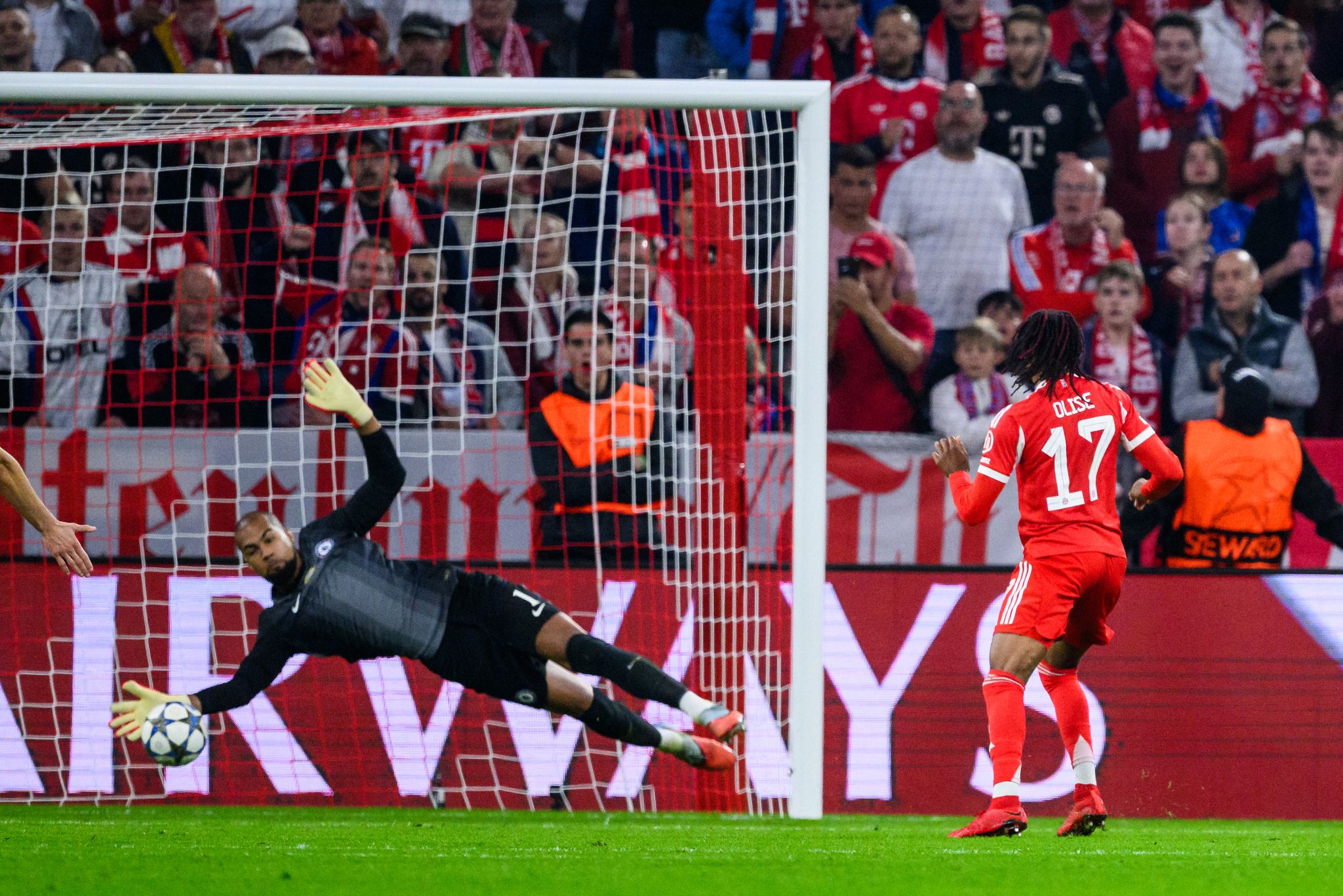 Michael Olise (r) scheitert an Torwart Robert Sanchez.