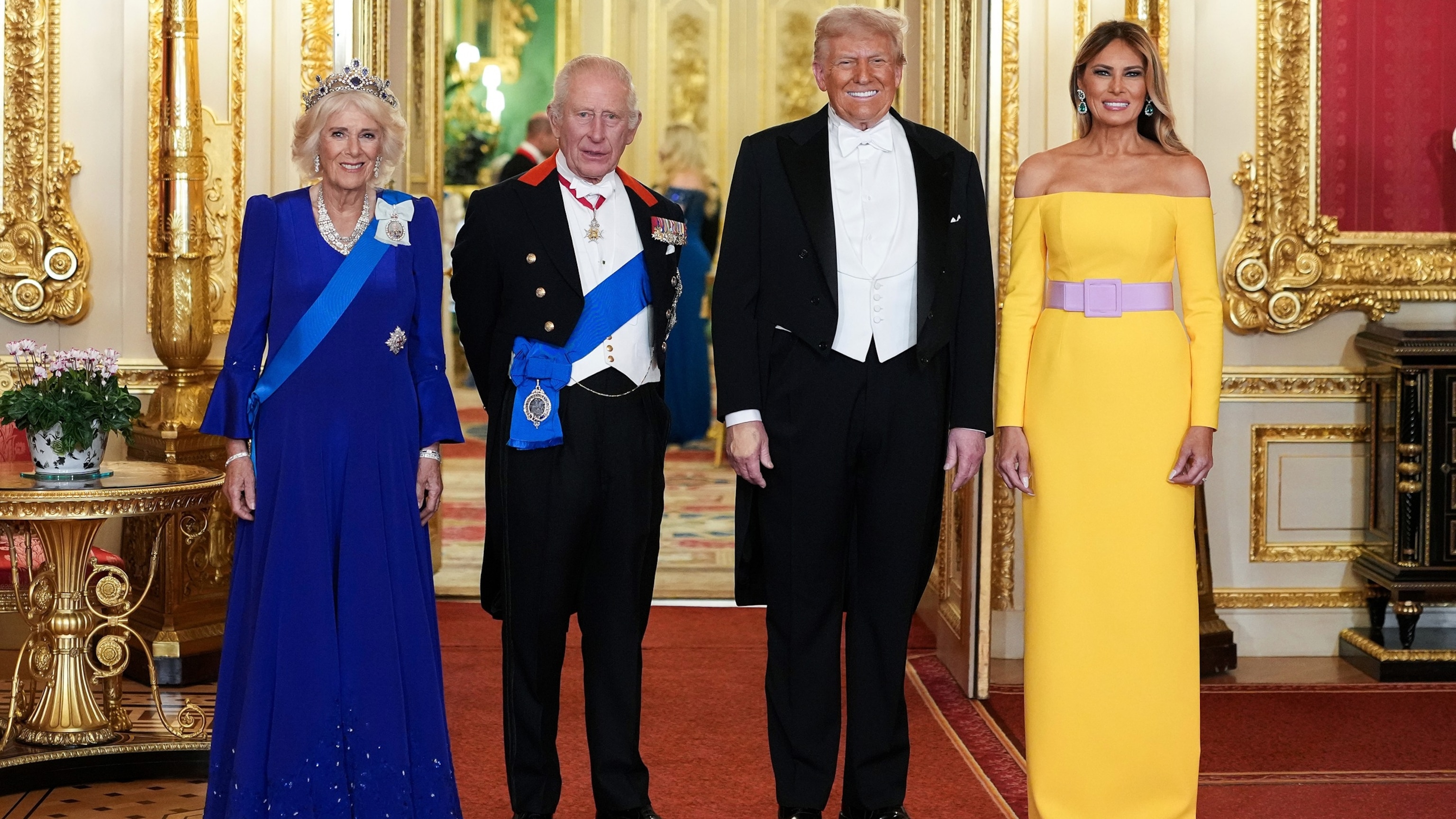 Trump greeted by king, thousands of protesters in UK visit