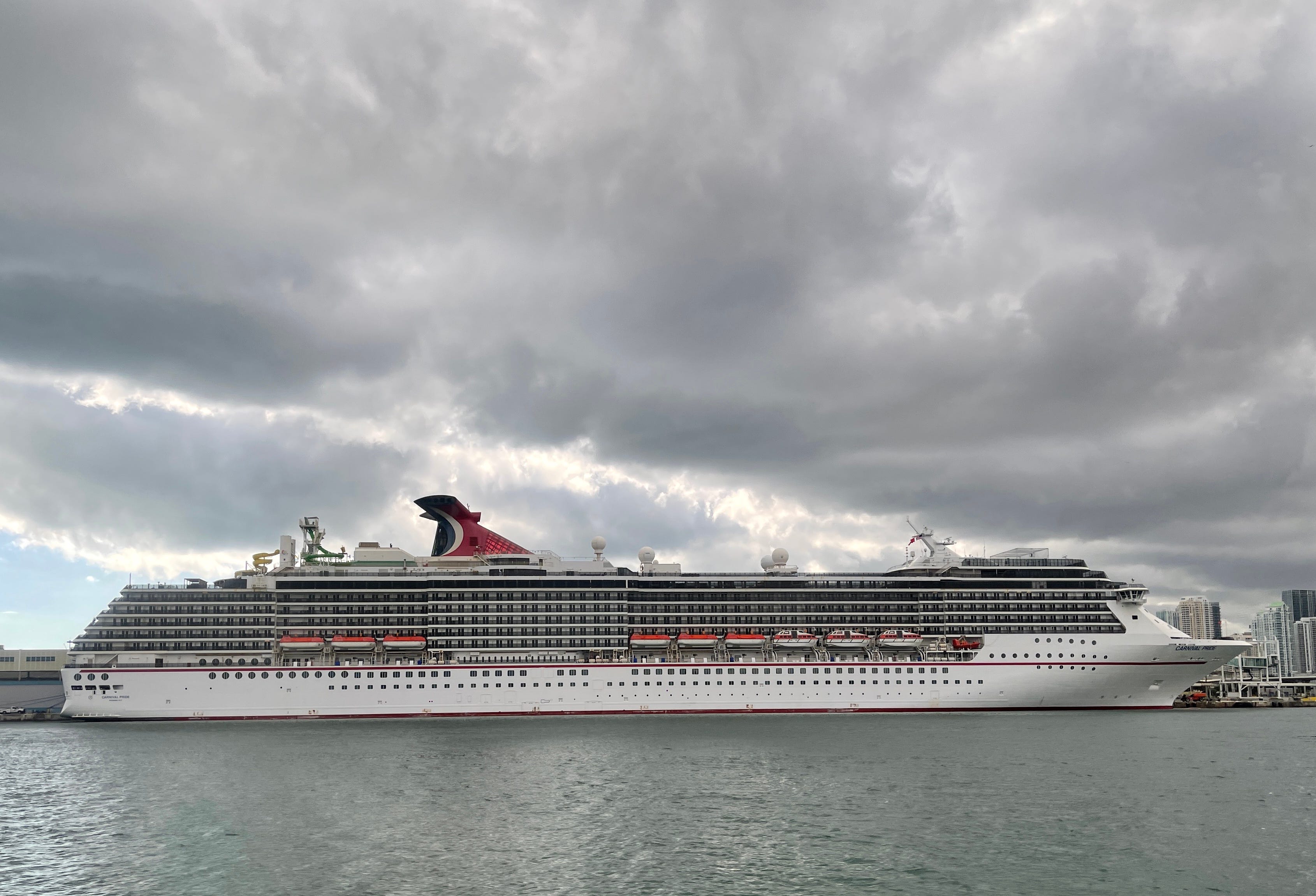 4 Carnival crew removed from cruise ship, allegedly possessed child