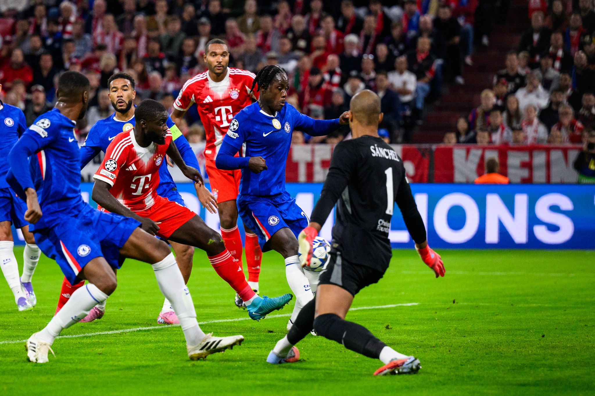Ein Eigentor von Trevoh Chalobah (2.v.r.) bringt die Bayern in Führung.