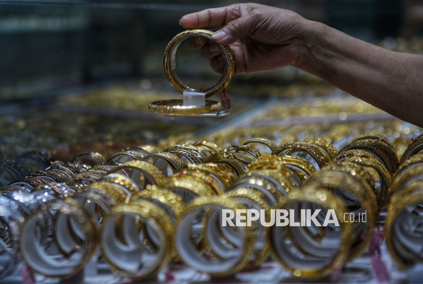 Harga Emas Antam Turun Rp23 Ribu, Jadi Rp2,327 Juta per Gram