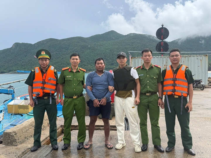 Lực lượng chức năng bàn giao đối tượng Trần Văn Phúc cho Cơ quan Cảnh sát điều tra Công an tỉnh Gia Lai theo quy định.