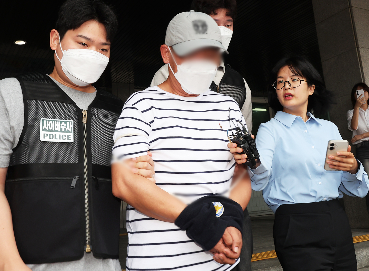 A suspect involved in the KT unauthorized micro-payment scam leaves a detention cell at Suwon Yeongtong Police Station in Suwon, Gyeonggi on Sept. 18. [YONHAP]