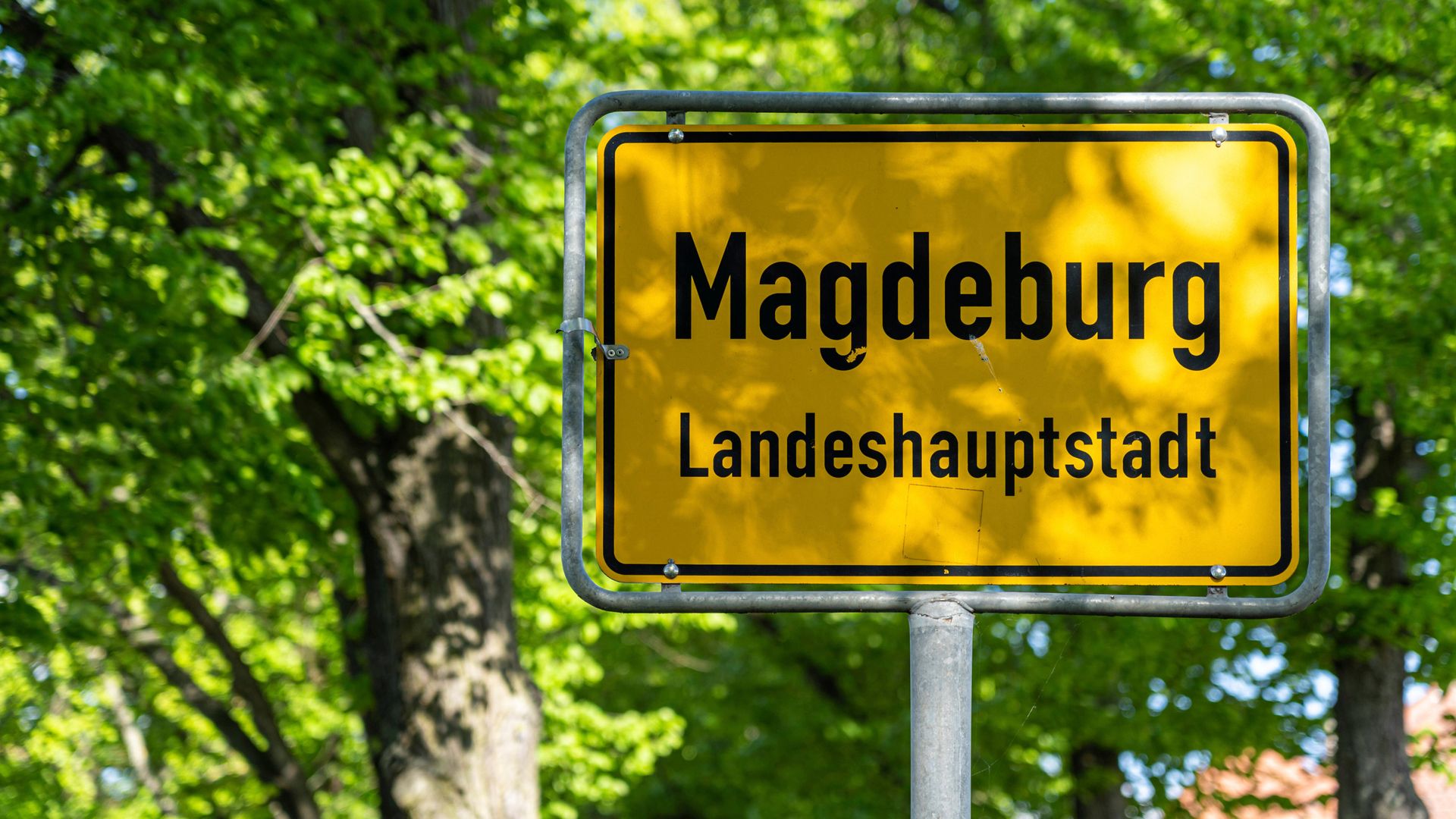 Halle (Saale): Unbekannte bringen Ortsschild aus Magdeburg an