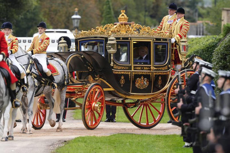 Donald Trump's 'embarrassing' carriage ride with King Charles compared(01)