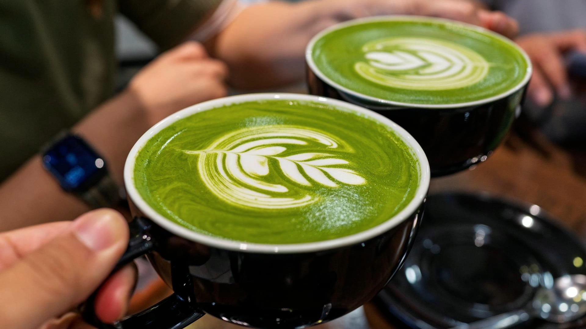 Bere troppo tè matcha può causare la caduta dei capelli?
