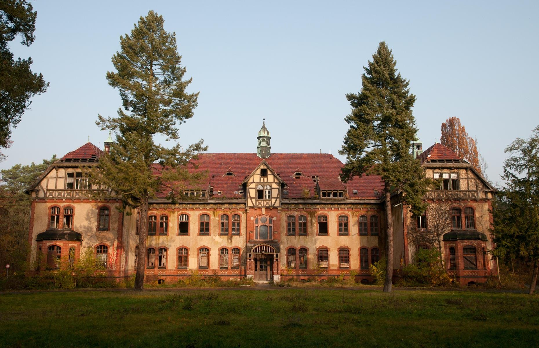 7 of the world's abandoned buildings and their strange stories