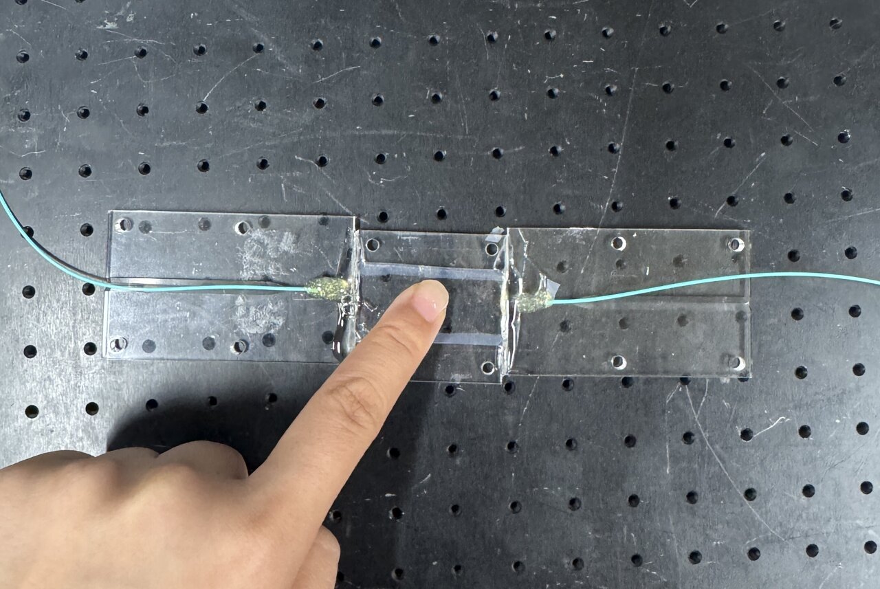 Flexible optical touch sensor simultaneously pinpoints pressure ...
