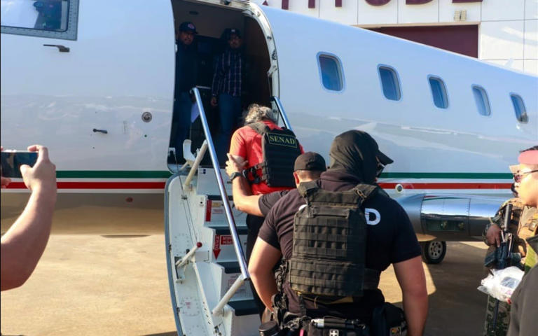 El presunto líder de la organización criminal “La Barredora”, Hernán Bermúdez Requena es trasladado a México, tras ser expulsado de Paraguay, el 17 de septiembre de 2025. Foto: Especial