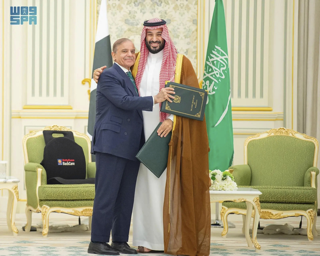 Saudi Arabia signs a mutual defense pact with nuclear-armed Pakistan ...