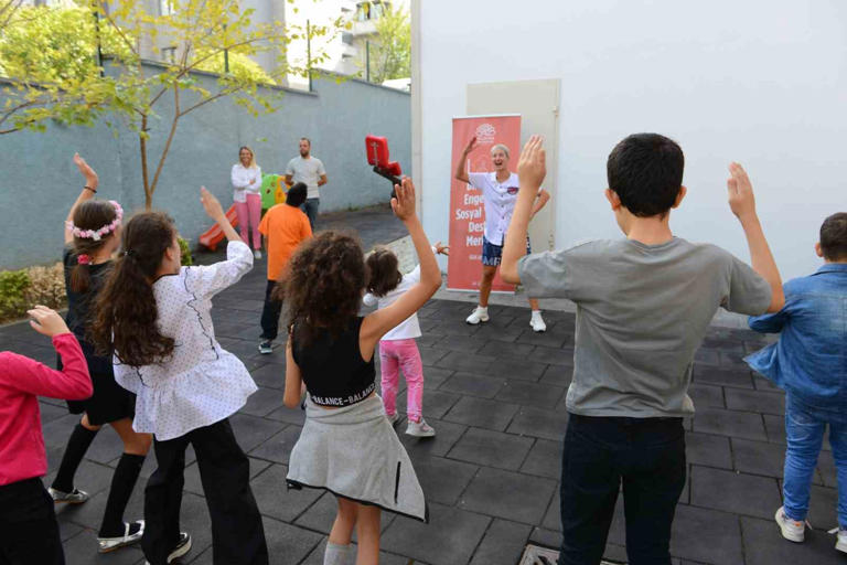 NİLÜFER BELEDİYESİ, AVRUPA HAREKETLİLİK HAFTASI ÇERÇEVESİNDE BİZİM EV ENGELLİLER SOSYAL YAŞAM DESTEK MERKEZİ’NDE DÜZENLEDİĞİ ZUMBA ETKİNLİĞİ İLE ENGELLİ BİREYLERİ SPORLA BULUŞTURDU.