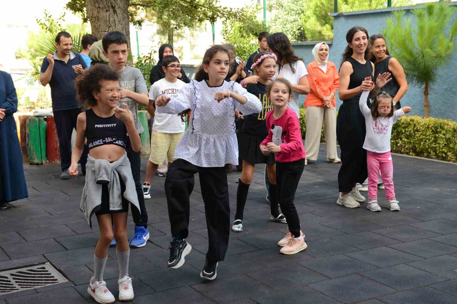 NİLÜFER BELEDİYESİ, AVRUPA HAREKETLİLİK HAFTASI ÇERÇEVESİNDE BİZİM EV ENGELLİLER SOSYAL YAŞAM DESTEK MERKEZİ’NDE DÜZENLEDİĞİ ZUMBA ETKİNLİĞİ İLE ENGELLİ BİREYLERİ SPORLA BULUŞTURDU.