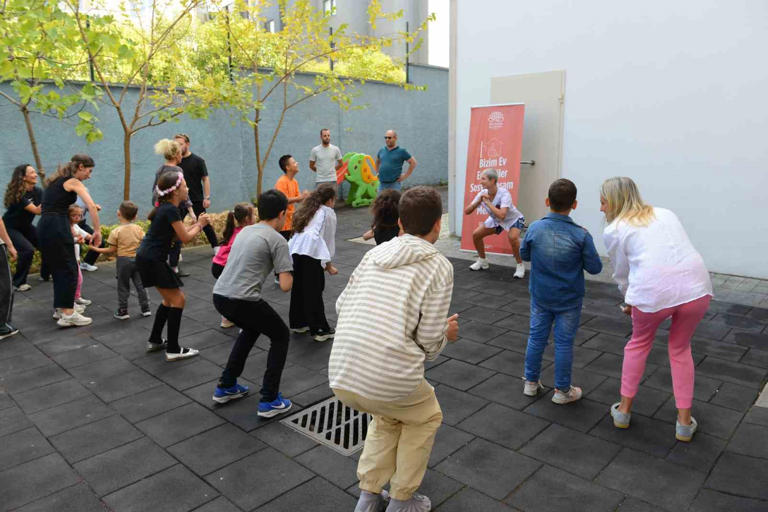 NİLÜFER BELEDİYESİ, AVRUPA HAREKETLİLİK HAFTASI ÇERÇEVESİNDE BİZİM EV ENGELLİLER SOSYAL YAŞAM DESTEK MERKEZİ’NDE DÜZENLEDİĞİ ZUMBA ETKİNLİĞİ İLE ENGELLİ BİREYLERİ SPORLA BULUŞTURDU.