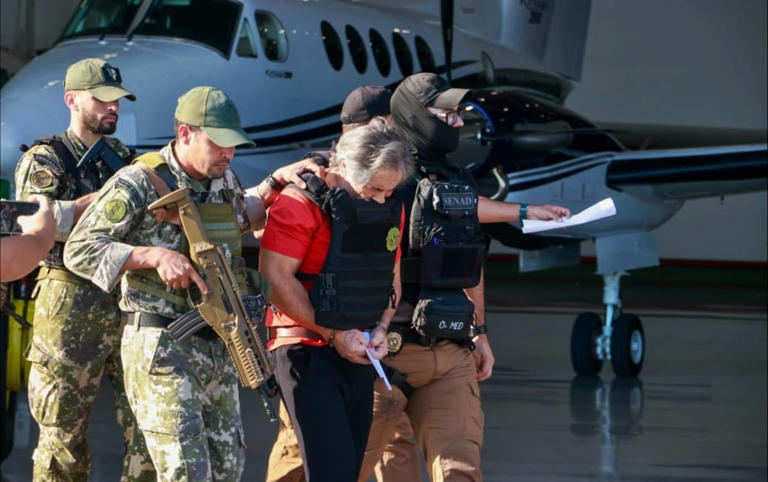 El presunto líder de la organización criminal “La Barredora”, Hernán Bermúdez Requena es trasladado a México, tras ser expulsado de Paraguay, el 17 de septiembre de 2025. Foto: Especial