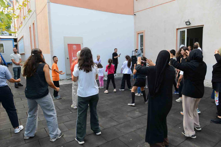 NİLÜFER BELEDİYESİ, AVRUPA HAREKETLİLİK HAFTASI ÇERÇEVESİNDE BİZİM EV ENGELLİLER SOSYAL YAŞAM DESTEK MERKEZİ’NDE DÜZENLEDİĞİ ZUMBA ETKİNLİĞİ İLE ENGELLİ BİREYLERİ SPORLA BULUŞTURDU.