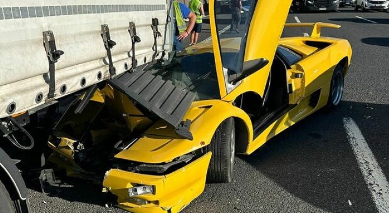 Mano In Guanti Bianchi Del Conducente Della Rotaia Giapponese Di Macchinista Che Controlla Il Joystick Nella Cabina Locomotiva Image162718372 - Foto 8