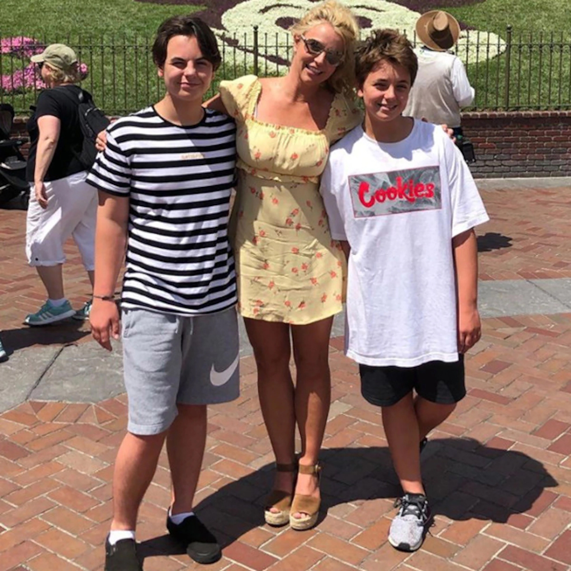 Britney Spears’ sons reunite with Jamie Lynn Spears’ daughters in rare(00)