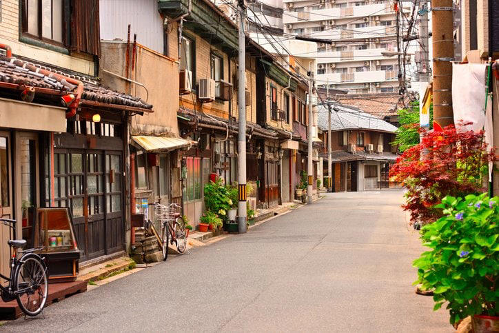 住民は「おにぎり屋もラーメン屋もインバウンド向け」と嘆き なぜ国は「生活者の幸せ」に目を向けないのか 住民は「おにぎり屋もラーメン屋もインバウンド向け」と嘆き なぜ国は「生活者の幸せ」に目を向けないのか