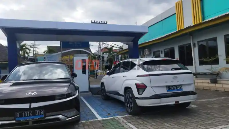 Bolehkah Menghidupkan AC atau Musik Saat Mobil Listrik Sedang Diisi?