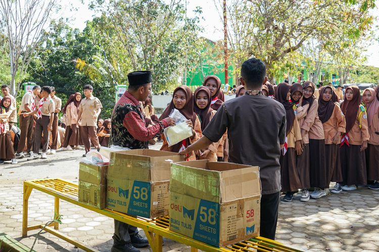 Dukung Semangat Belajar, Deli Indonesia Bantu 14 Sekolah di Pulau Komodo