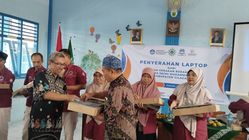 MKKS Muhammadiyah Cilacap Berikan Laptop untuk MI, Dorong Pembelajaran Digital