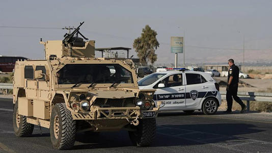 Palestinos desplazados huyen de la ciudad de Gaza a pie y en vehículos, llevando sus pertenencias por la carretera costera hacia el sur de Gaza,
